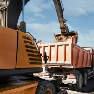 Maquinário para movimentação de cargas Sorocaba Aluguel de minicarregadeira Itu Plataforma elevatória articulada Itu